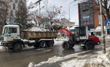 Largohet bora e grumbulluar në trotuaret e Podujevës (Foto)