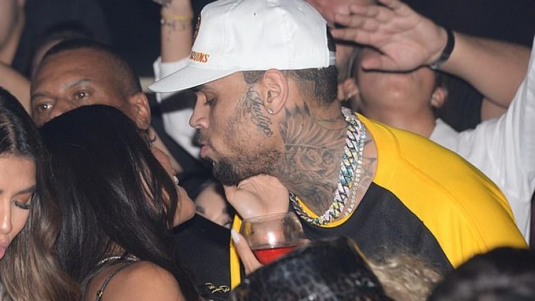 Chris Brown nuk e fsheh lidhjen me Ammika Harrisin