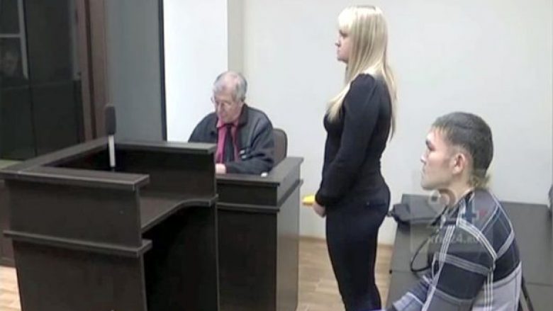Ajo e goditi 13 herë me thikë, befason burri – kërkon të mos dënohet, madje edhe i propozon në gjykatë! (Foto)