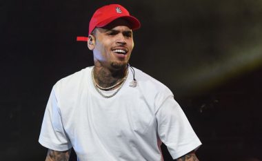 Chris Brown mohon akuzat për përdhunim, lirohet nga policia franceze