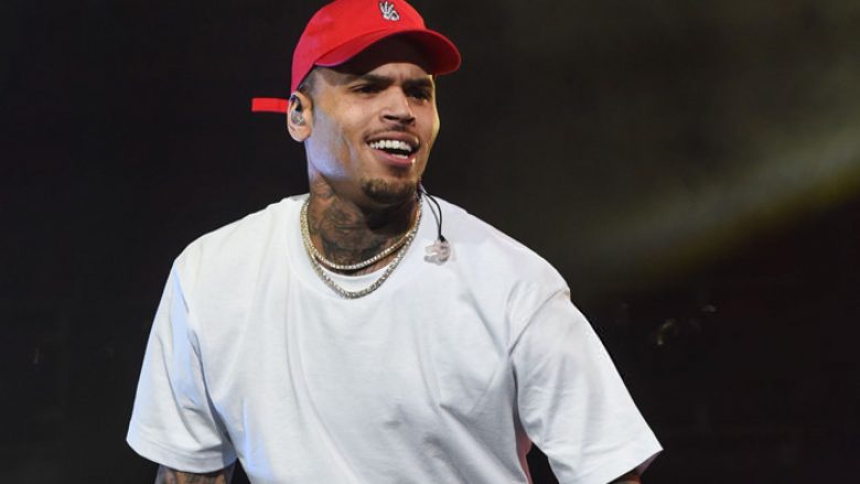 Chris Brown mohon akuzat për përdhunim, lirohet nga policia franceze