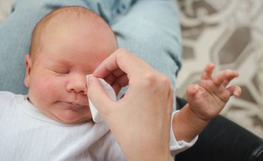 Si ta nxirrni nga syri i bebes trupin e huaj?