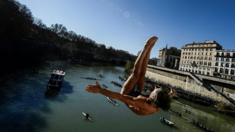 Italianët sfidojnë temperaturat e ulëta, hidhen nga ura në lumin Tiber (Video)