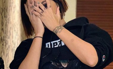 Dafina Zeqiri u kërkon falje fansave në Tiranë që s’mundi të fotografohej me ta pas koncertit