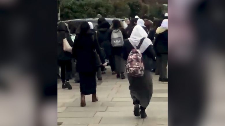 “Digjini vezoret e tyre, se po shtohen si minjtë”, burri arrestohet për shkak të thirrjeve raciste ndaj nxënëseve myslimane (Video)