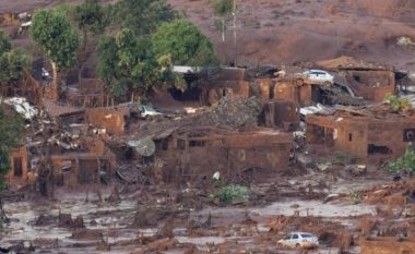 Qindra të zhdukur nga shembja e pendës në Brazil (Video)