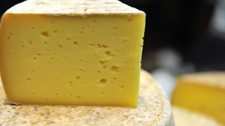 Zviceranët prodhojnë djathë ngjyrë rozë (Foto-Video)