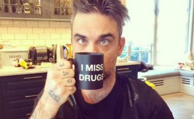 Befason Robbie Williams, inkurajon të rinjtë të konsumojnë alkool dhe drogë
