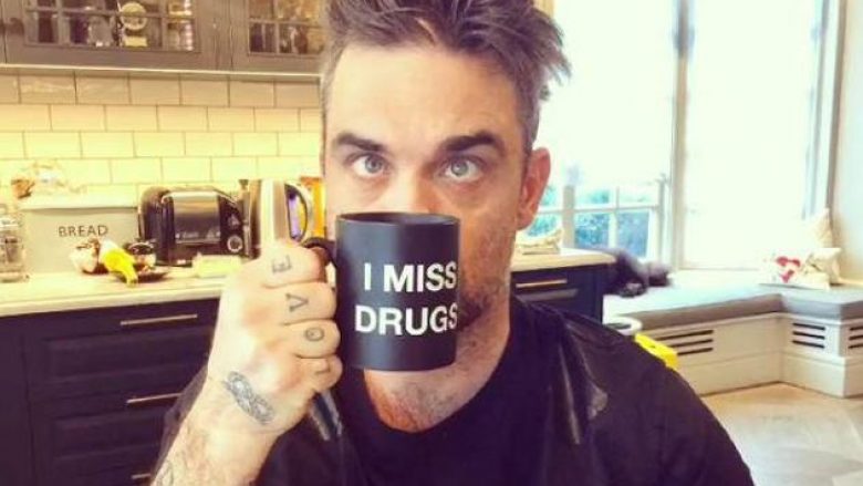 Befason Robbie Williams, inkurajon të rinjtë të konsumojnë alkool dhe drogë