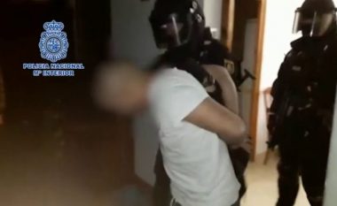 Zbulohet laborator i madh kokaine në Spanjë, arrestohen 11 shqiptarë e kolumbianë (Video)