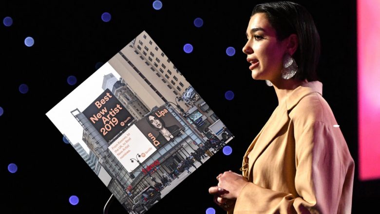 Mes New Yorkut, në ekranet gjigante të Times Square: Nga Kosova në Britani të Madhe, Dua Lipa artisja më e mirë e re e vitit 2019