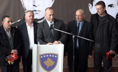 Familja Knushi fal gjakun e djalit në praninë e Haradinajt