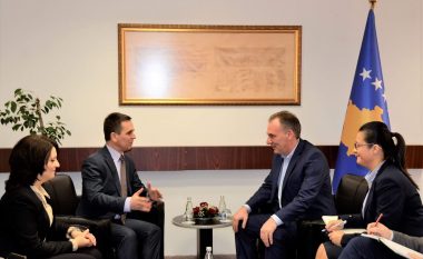 Limaj takohet me Kasamin, diskutojnë për ndryshimin e emrit të Maqedonisë dhe dialogun