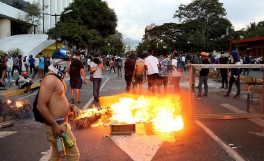 Njerëzit ngrihen për t’i dhënë fund ‘diktaturës’ të presidentit Maduro, shtatë të vrarë ndërsa protestuesit dalin në rrugë në Venezuelë (Foto)