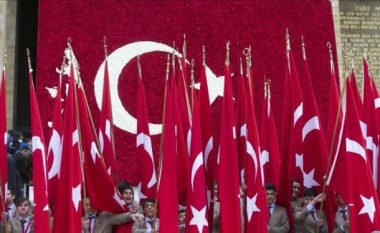 Turqia feston 98 vjetorin e pavarësisë