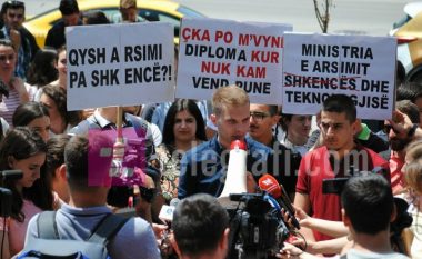 Studentët e FSHMN-së letër krerëve të shtetit, paralajmërojnë bojkot të mësimit