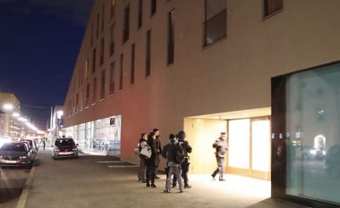 Sulmi në një ashensor në Graz të Austrisë, një boshnjak u gjet me një thikë në stomak