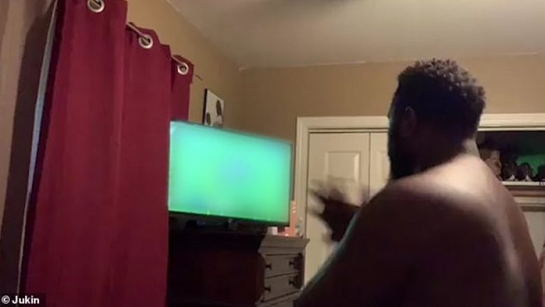 Skuadra e tij nuk fiton, tifozi i nervozuar grushton televizorin – gruaja e shikon me habi (Video)