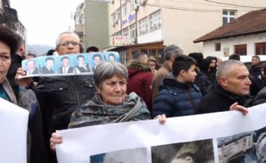 Protestë kundër pelegrinëve serbë të dyshuar për krime lufte në Gjakovë