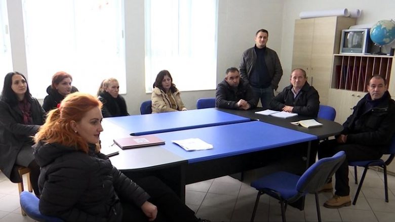 Fillon mësimi në një shkollë të Gjakovës, përçahen mësimdhënësit (Video)