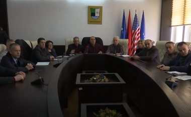 Edhe shërbyesit civil kundërshtojnë ligjin për pagat, paralajmërojnë grevë (Video)