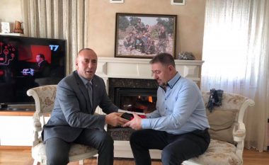 Haradinaj vizitoi Lushtakun e Mustafën, para nisjes së tyre për në Hagë