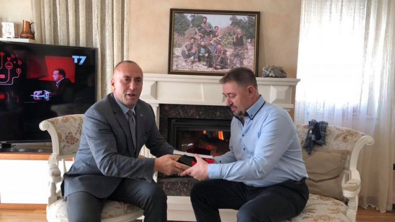 Haradinaj vizitoi Lushtakun e Mustafën, para nisjes së tyre për në Hagë