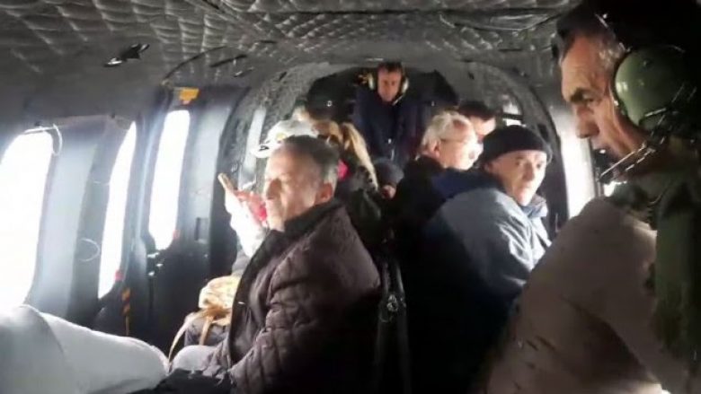 Helikopteri evakuon 15 persona të bllokuar në Shqipëri