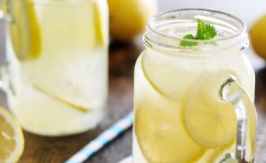 Recetë: Lëngu i limonit me kripë himalaje mund ta ndalojë migrenën brenda pak minutave