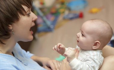 Nëna të reja, vëmendje! Një terapi e dobishme që lufton depresionin pas lindjes