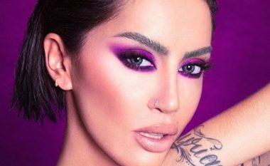 Dafina Zeqiri me pozë joshëse, vë në pah tatuazhet në pjesën e sipërme të trupit