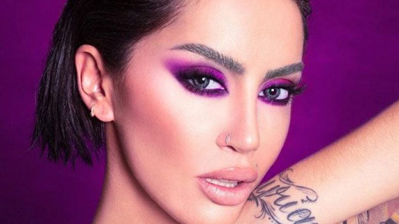 Dafina Zeqiri me pozë joshëse, vë në pah tatuazhet në pjesën e sipërme të trupit