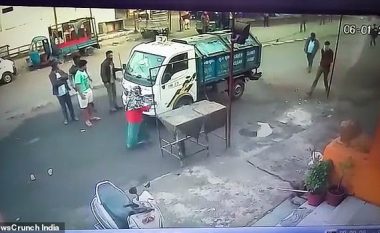 Pastruesen e rrugëve e godet kamioni dhe kalon sipër saj, gruaja nga India shpëton pa lëndime – ngritet në këmbë pa problem (Video, +18)
