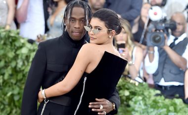 Kylie Jenner konfuzon sërish fansat, nxit spekulimet se është fejuar me Travis Scott