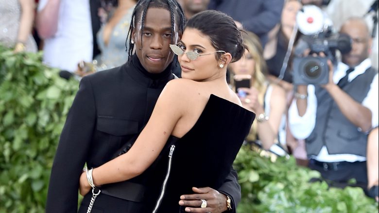 Kylie Jenner konfuzon sërish fansat, nxit spekulimet se është fejuar me Travis Scott