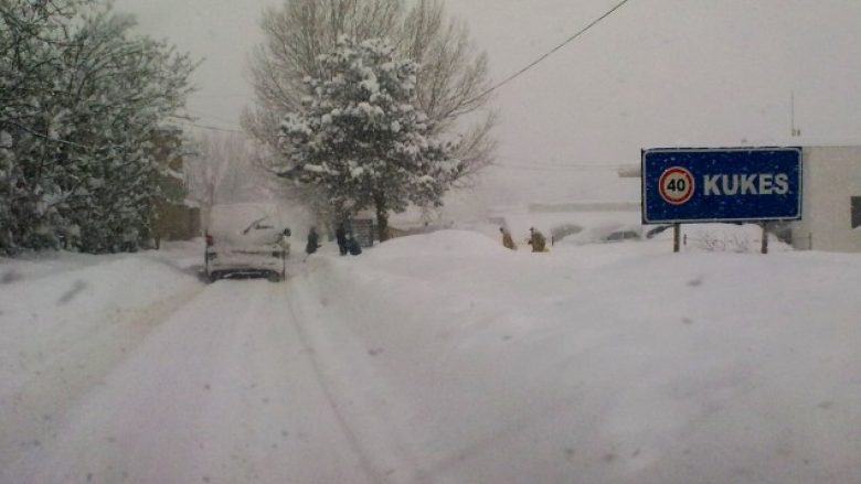 Bora deri në një metër mbyll 280 shkolla në Shqipëri