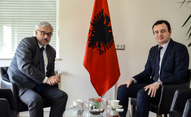 Kurti takohet me ambasadorin e Zvicrës, e njofton me qëndrimet e VV-së për dialogun