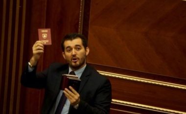 Labinot Tahiri i thotë Liburn Aliut: Dil edhe ti dorëzo pasaportat