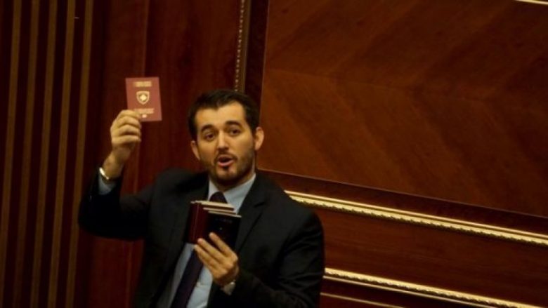 Labinot Tahiri i thotë Liburn Aliut: Dil edhe ti dorëzo pasaportat