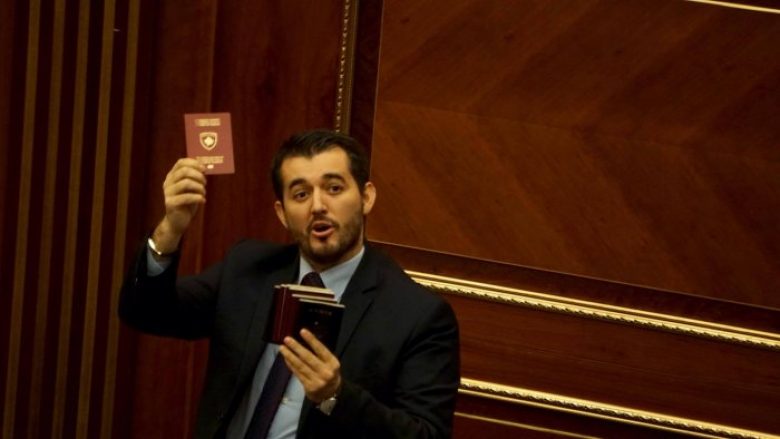 Labinot Tahiri, pas dorëzimit të pasaportave, thërret në protestën për mos heqjen e regjimit të vizave