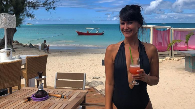 Mariza Ikonomi shijon pushimet luksoze në Barbuda, shfaq linjat trupore në pozat me bikini