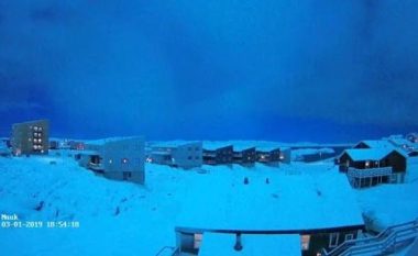 Shpërthen meteori mbi Grenlandë, qielli gjatë natës bëhet i kaltër (Video)