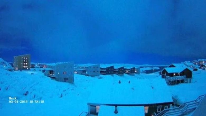 Shpërthen meteori mbi Grenlandë, qielli gjatë natës bëhet i kaltër (Video)