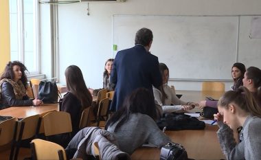 Kolegjiumi i Dekanëve të UP vendos për shtyrjen e provimeve pa afat, por një profesor nuk e respekton këtë vendim (Video)