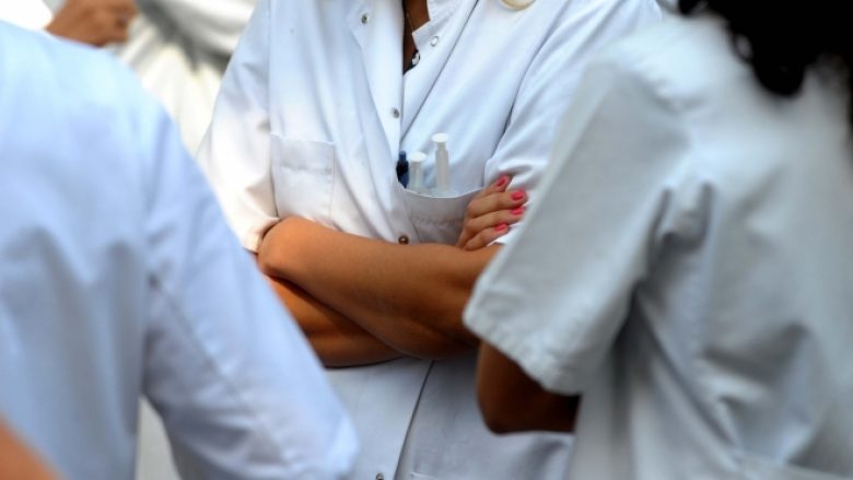 Përse ikin mjekët? Një raporti i QSSE-së thotë se 92% e studentëve të mjekësisë në Shqipëri kërkojnë të emigrojnë