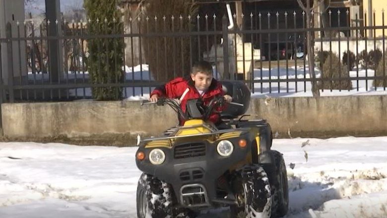 Leon Zenuni, 5-vjeçari që bën akrobacione me motor (Video)