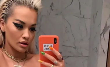 Rita Ora me një imazh provokues u kërkon fansave që t’i urojnë fat