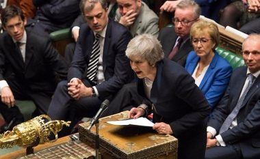 Fitore për Theresa May, deputetët votojnë kundër vonimit të Brexit-it