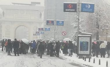 Edhe në temperatura nën zero, vazhdojnë protestat kundër ndryshimeve kushtetuese (Foto)