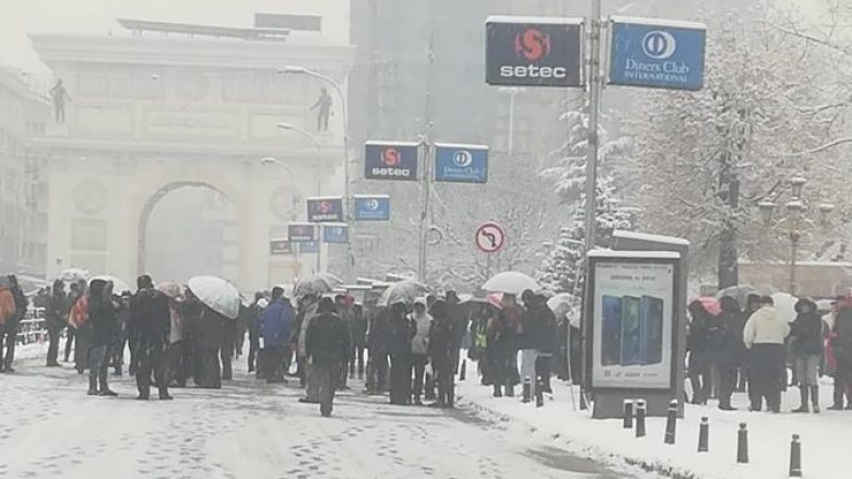 Edhe në temperatura nën zero, vazhdojnë protestat kundër ndryshimeve kushtetuese (Foto)